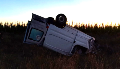 El desperfecto de un camión provocó el vuelco de una Partner conducida por un puanense