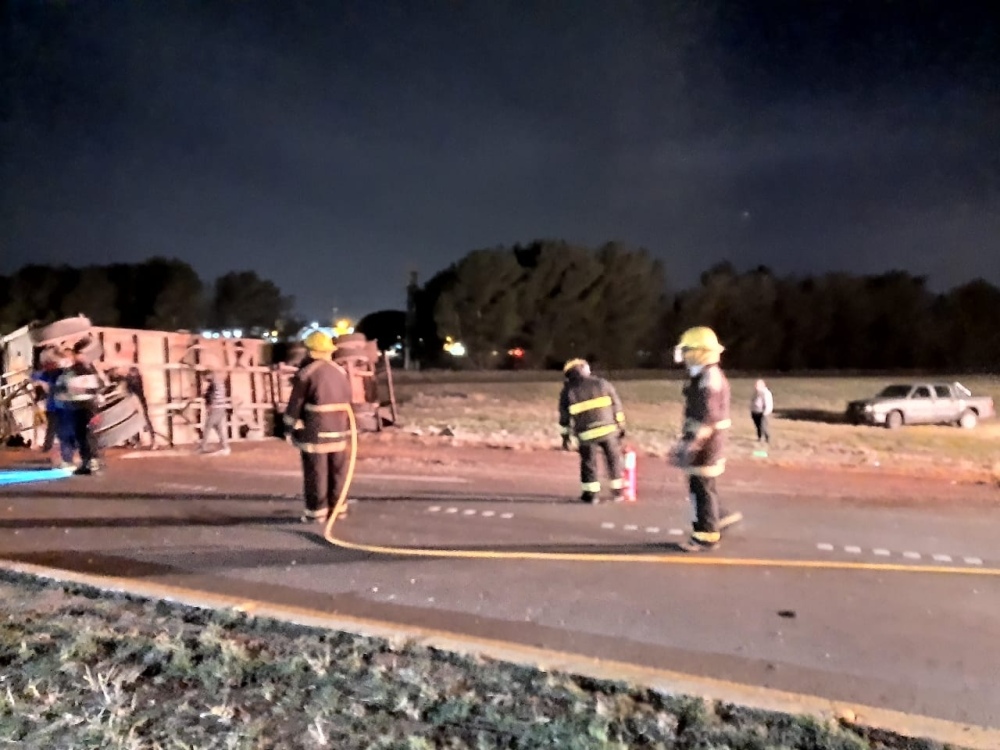 VOLCÓ UN CAMIÓN CERCA DE LA PAPELERA EN RUTA 33