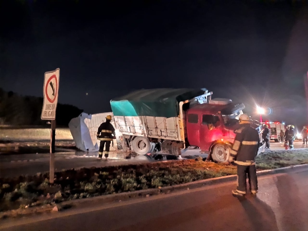 VOLCÓ UN CAMIÓN CERCA DE LA PAPELERA EN RUTA 33