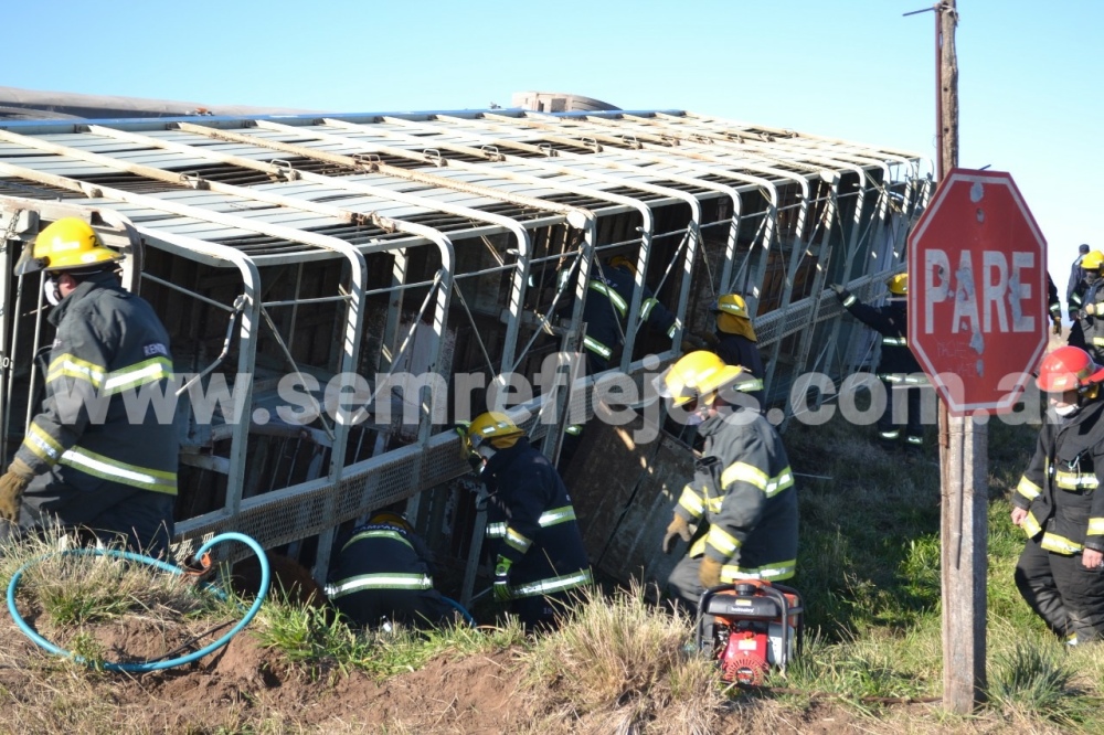 VOLCÓ UN CAMIÓN CON HACIENDA EN LA 33