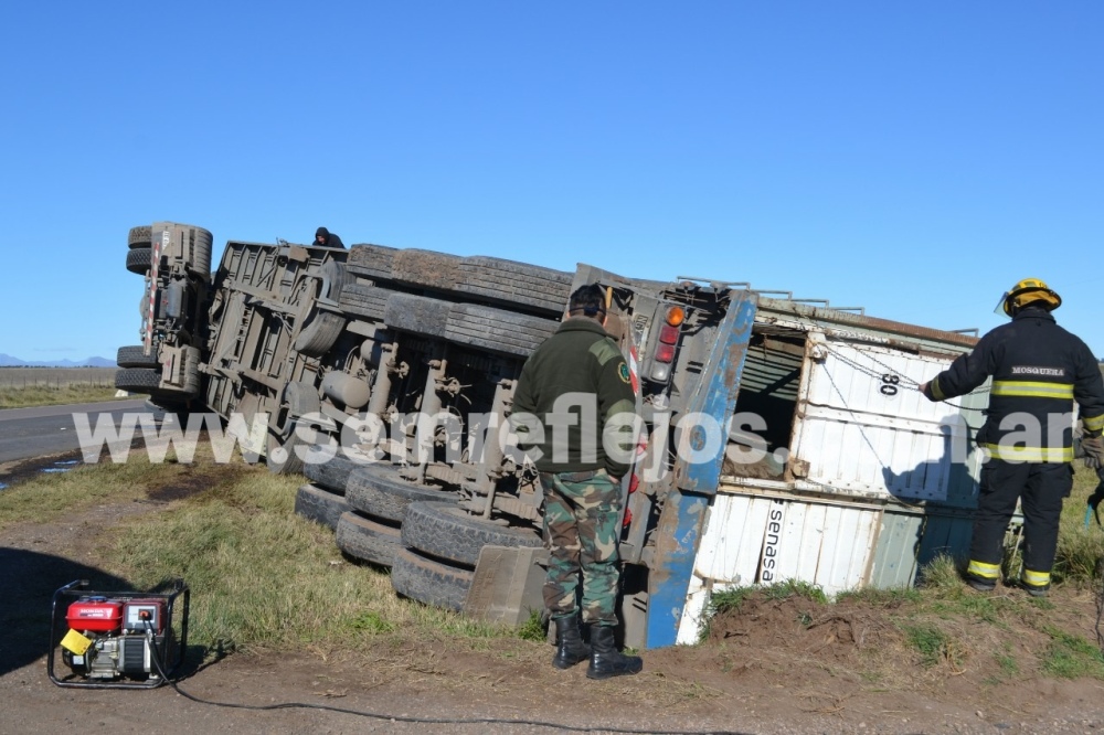 VOLCÓ UN CAMIÓN CON HACIENDA EN LA 33
