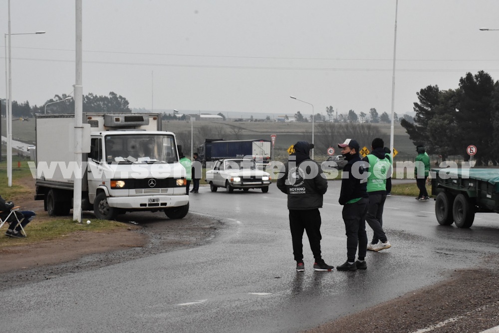 El sindicato de camioneros protesta en la rotonda porque fajan las puertas de los camiones en Pigüé