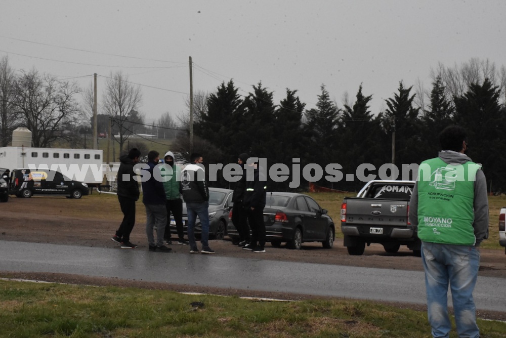 El sindicato de camioneros protesta en la rotonda porque fajan las puertas de los camiones en Pigüé