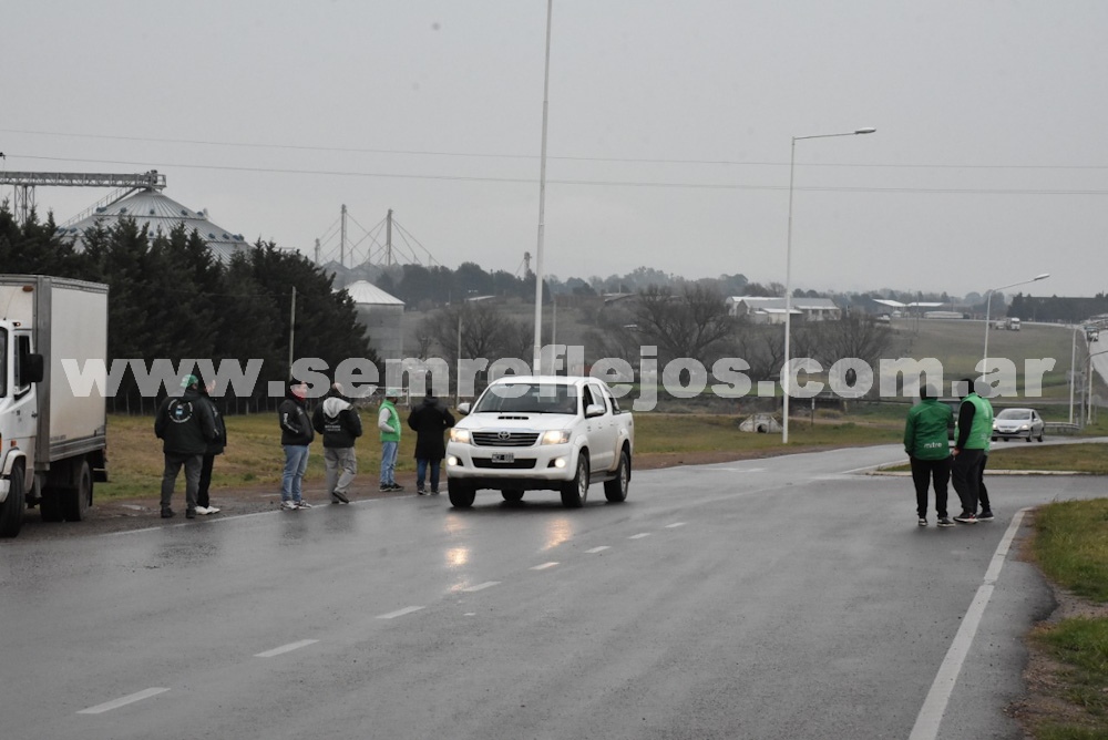 El sindicato de camioneros protesta en la rotonda porque fajan las puertas de los camiones en Pigüé