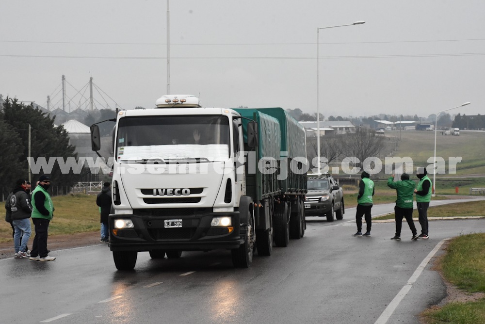 El sindicato de camioneros protesta en la rotonda porque fajan las puertas de los camiones en Pigüé