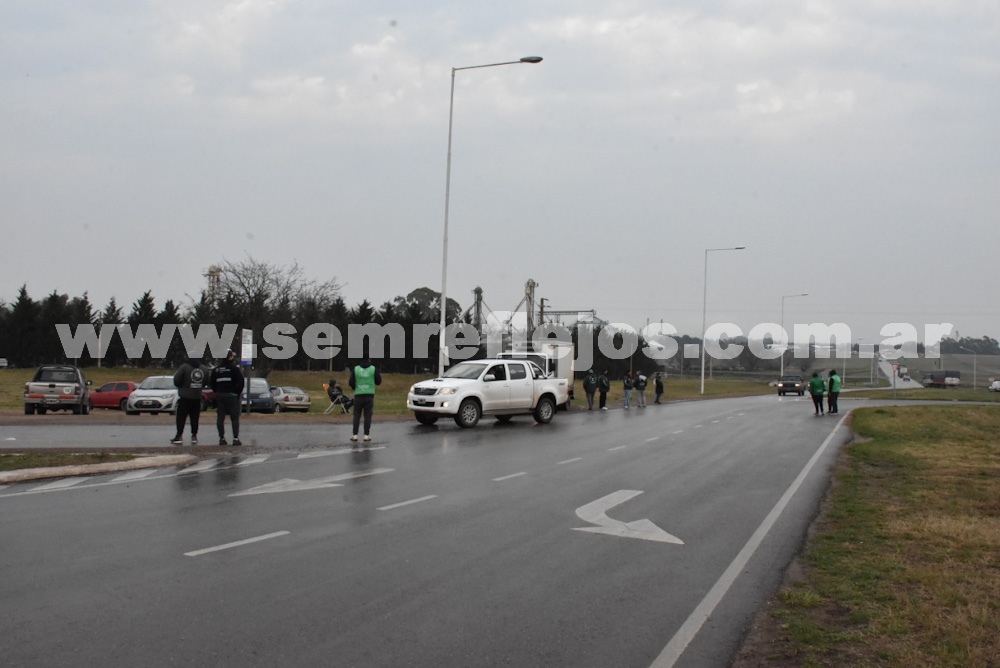 El sindicato de camioneros protesta en la rotonda porque fajan las puertas de los camiones en Pigüé