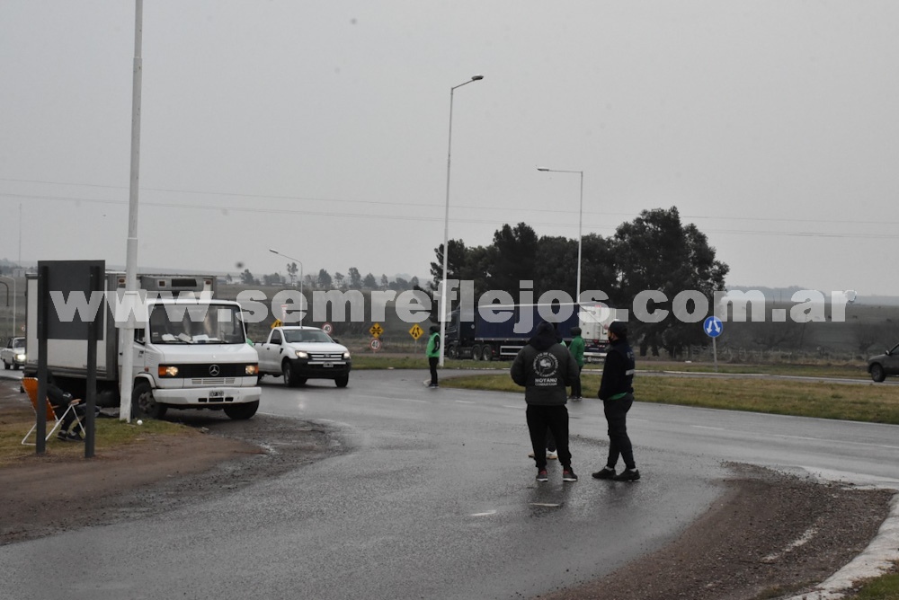 El sindicato de camioneros protesta en la rotonda porque fajan las puertas de los camiones en Pigüé