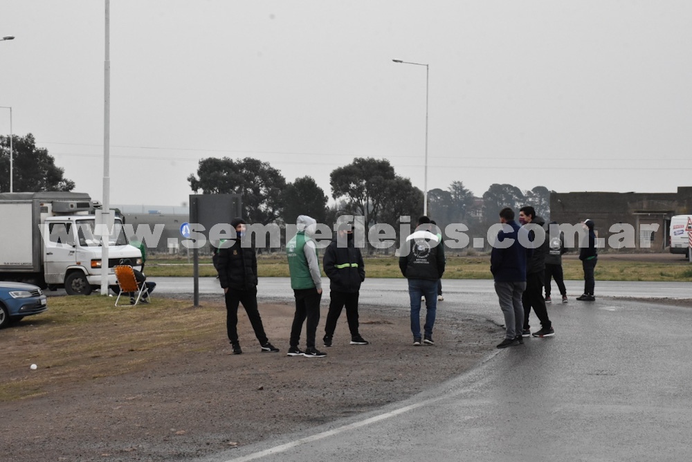 El sindicato de camioneros protesta en la rotonda porque fajan las puertas de los camiones en Pigüé