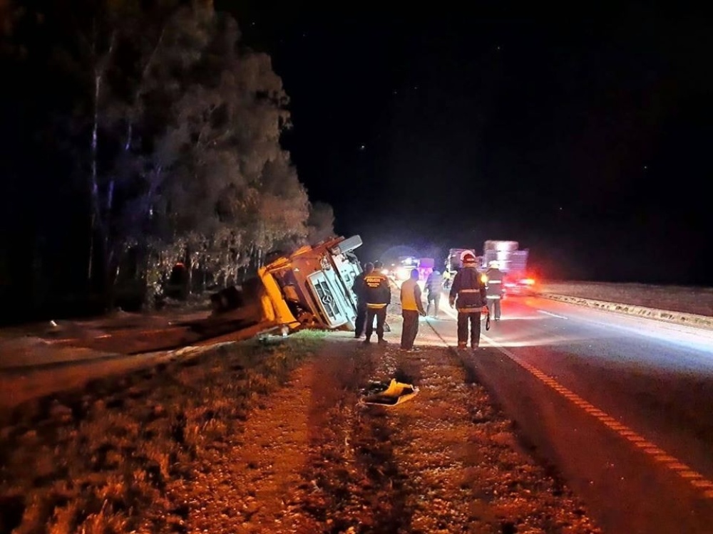 VOLCÓ UN CAMION EN LA RUTA 33