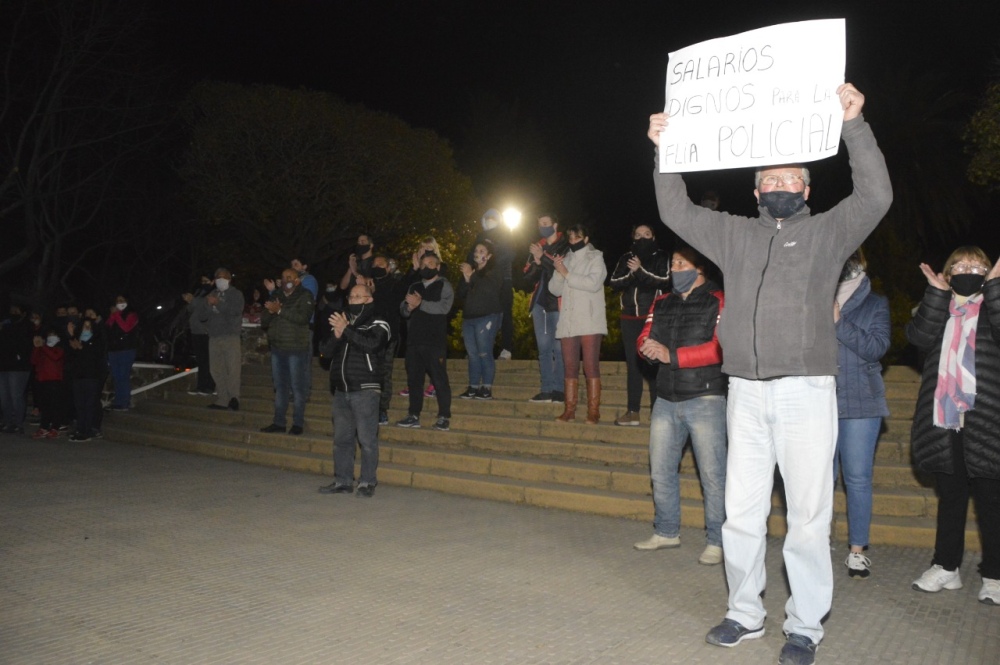 En Pigüé también hubo manifestación en apoyo a los reclamos policiales