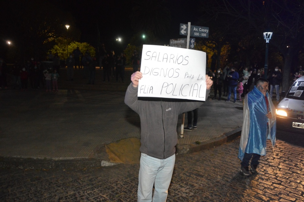 En Pigüé también hubo manifestación en apoyo a los reclamos policiales