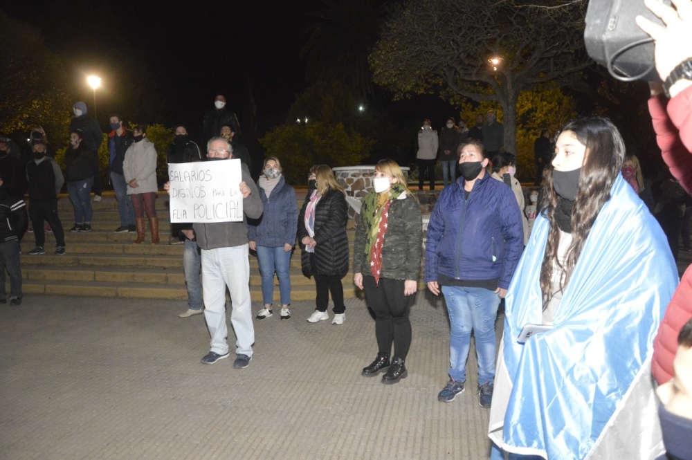 En Pigüé también hubo manifestación en apoyo a los reclamos policiales