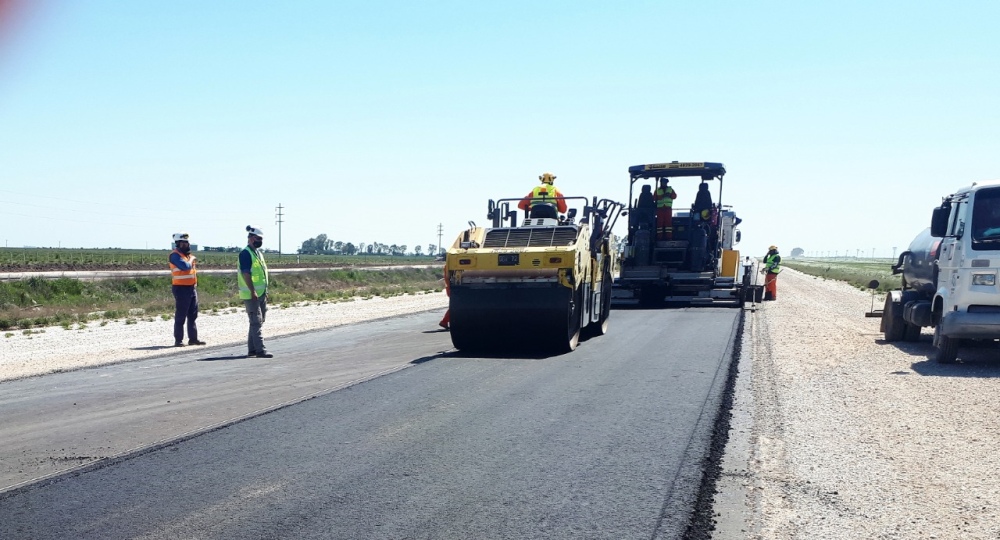 COMENZÓ LA PAVIMENTACIÓN DE LA AUTOPISTA DE LA RUTA 33