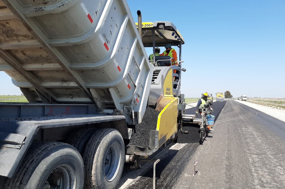 COMENZÓ LA PAVIMENTACIÓN DE LA AUTOPISTA DE LA RUTA 33