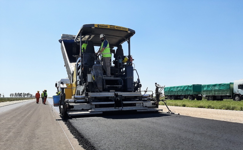 COMENZÓ LA PAVIMENTACIÓN DE LA AUTOPISTA DE LA RUTA 33