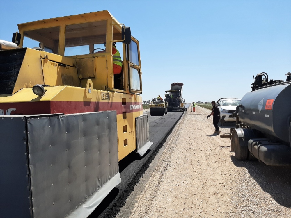 COMENZÓ LA PAVIMENTACIÓN DE LA AUTOPISTA DE LA RUTA 33