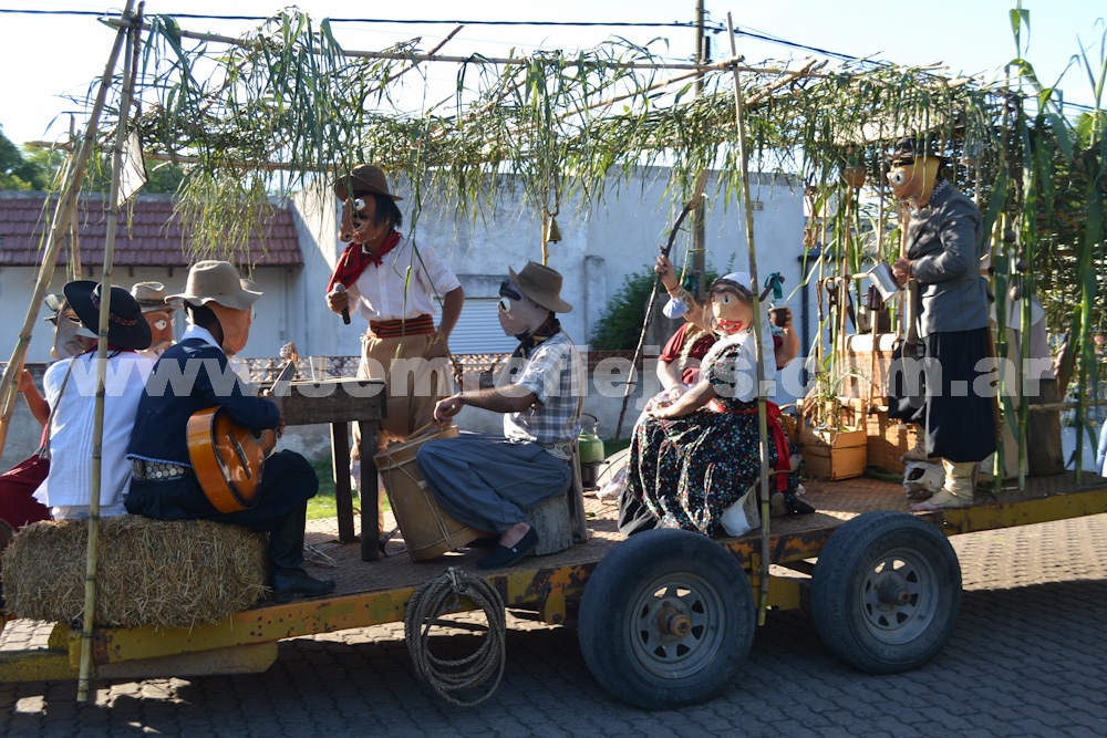 DESFILE DE CARROZAS POR LA CIUDAD DE PIGÜÉ