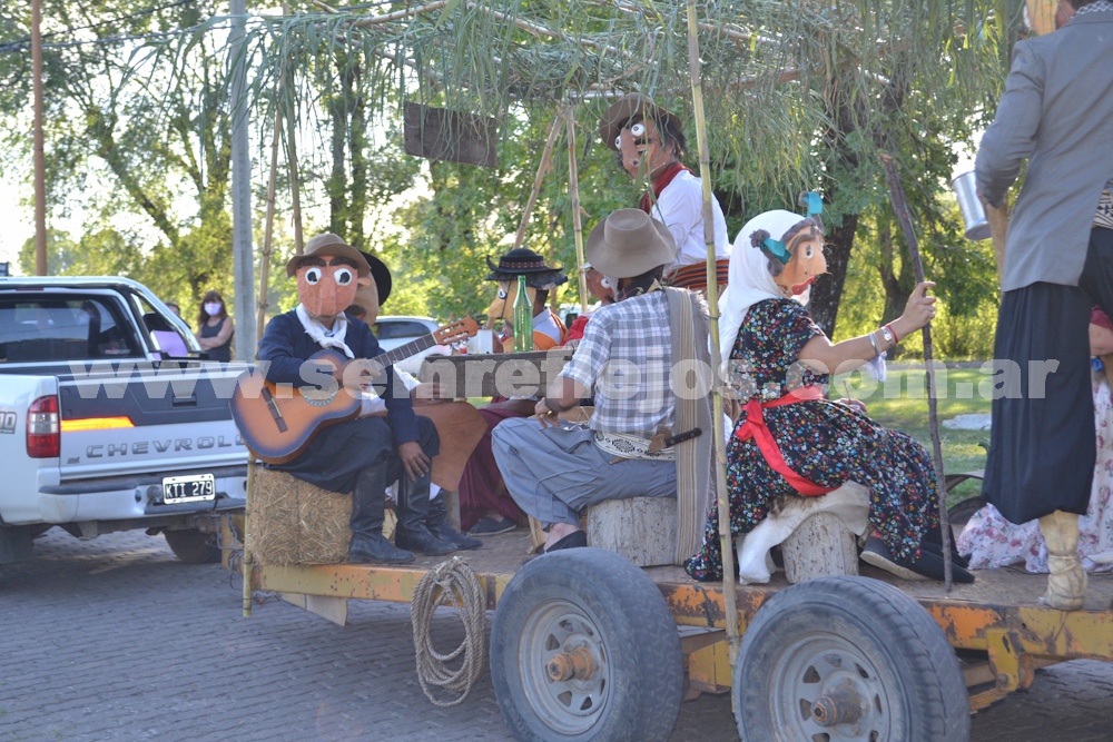 DESFILE DE CARROZAS POR LA CIUDAD DE PIGÜÉ