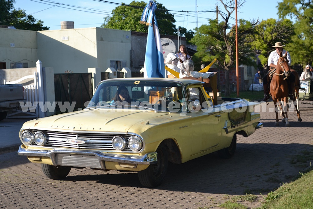 DESFILE DE CARROZAS POR LA CIUDAD DE PIGÜÉ