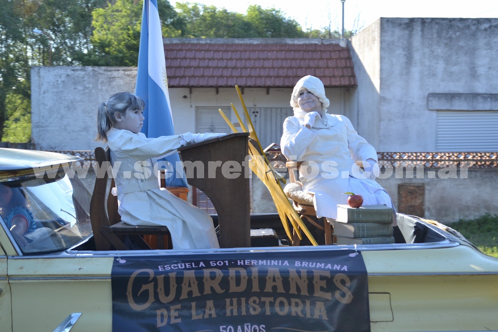 DESFILE DE CARROZAS POR LA CIUDAD DE PIGÜÉ