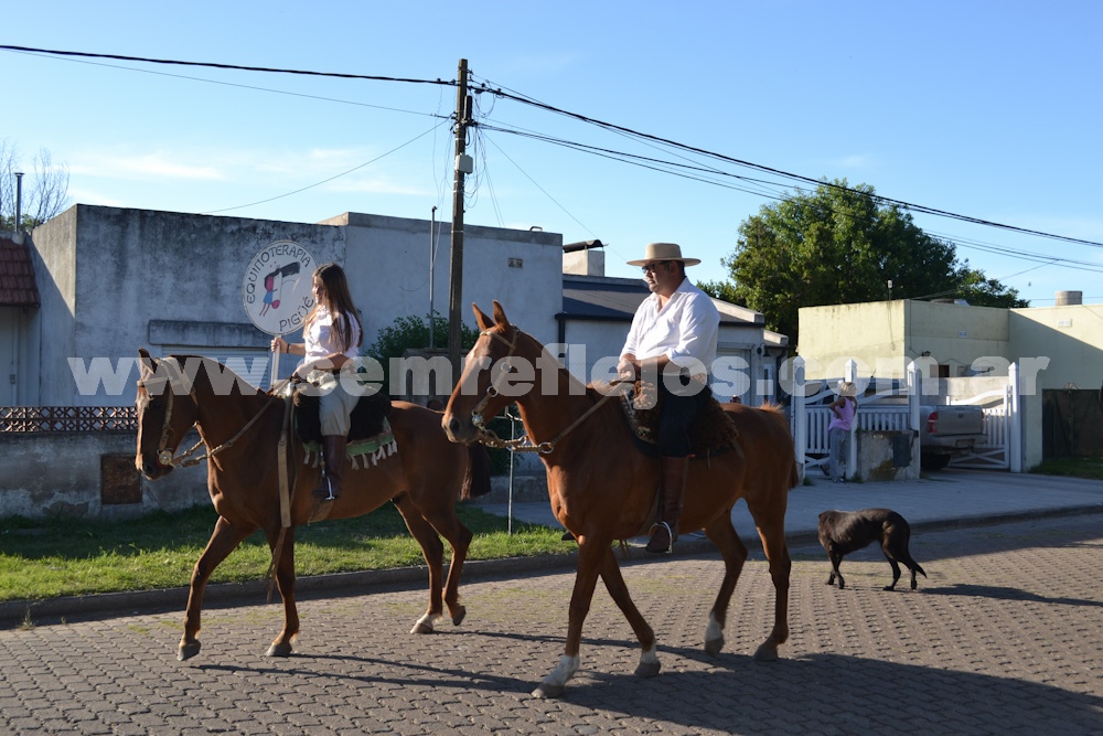 DESFILE DE CARROZAS POR LA CIUDAD DE PIGÜÉ