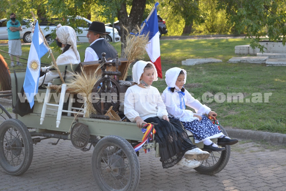 DESFILE DE CARROZAS POR LA CIUDAD DE PIGÜÉ