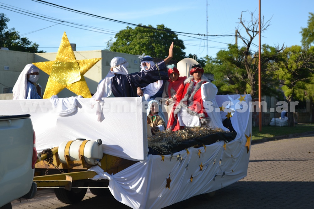 DESFILE DE CARROZAS POR LA CIUDAD DE PIGÜÉ