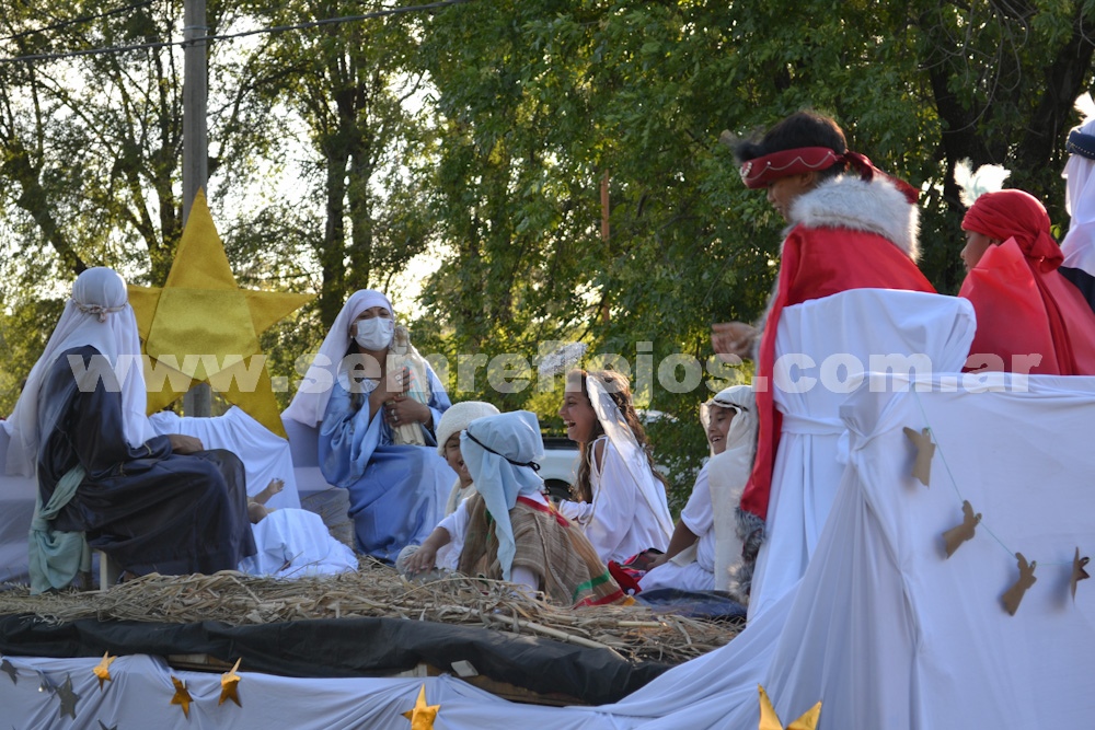 DESFILE DE CARROZAS POR LA CIUDAD DE PIGÜÉ