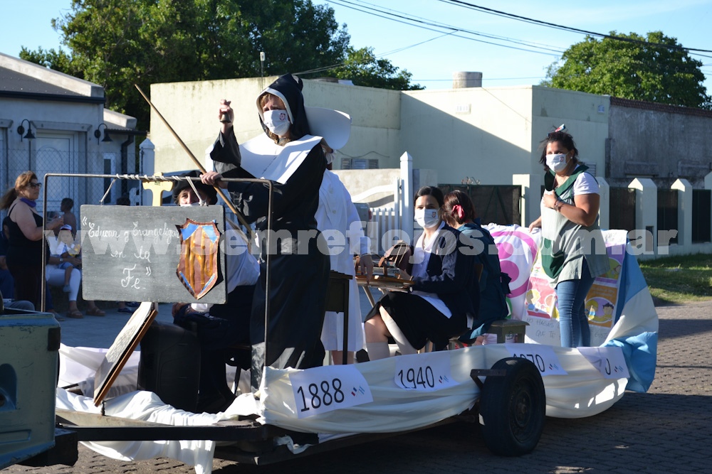 DESFILE DE CARROZAS POR LA CIUDAD DE PIGÜÉ