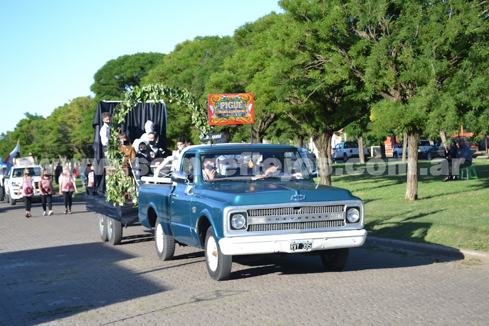 DESFILE DE CARROZAS POR LA CIUDAD DE PIGÜÉ