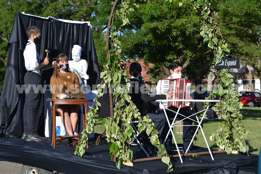 DESFILE DE CARROZAS POR LA CIUDAD DE PIGÜÉ