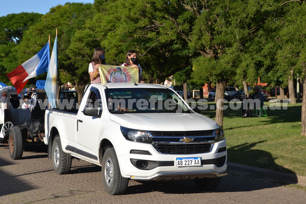 DESFILE DE CARROZAS POR LA CIUDAD DE PIGÜÉ