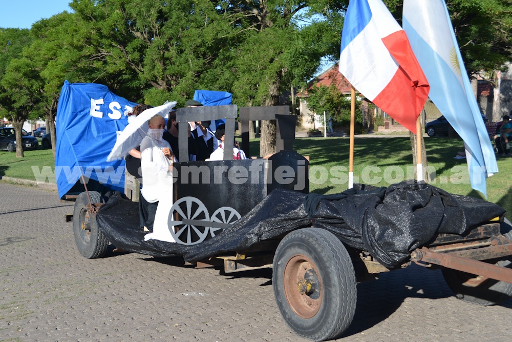 DESFILE DE CARROZAS POR LA CIUDAD DE PIGÜÉ