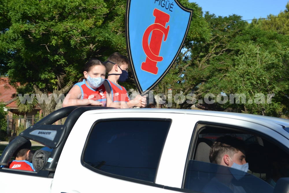 DESFILE DE CARROZAS POR LA CIUDAD DE PIGÜÉ