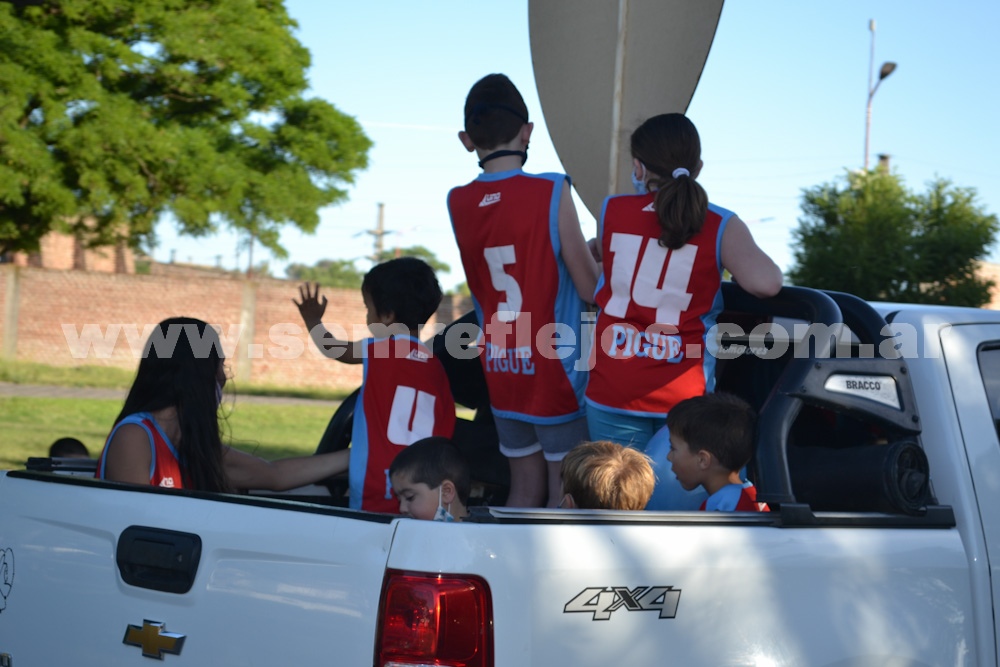 DESFILE DE CARROZAS POR LA CIUDAD DE PIGÜÉ