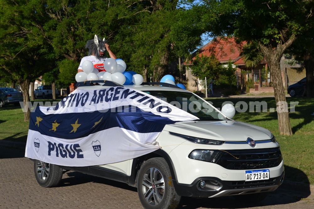 DESFILE DE CARROZAS POR LA CIUDAD DE PIGÜÉ