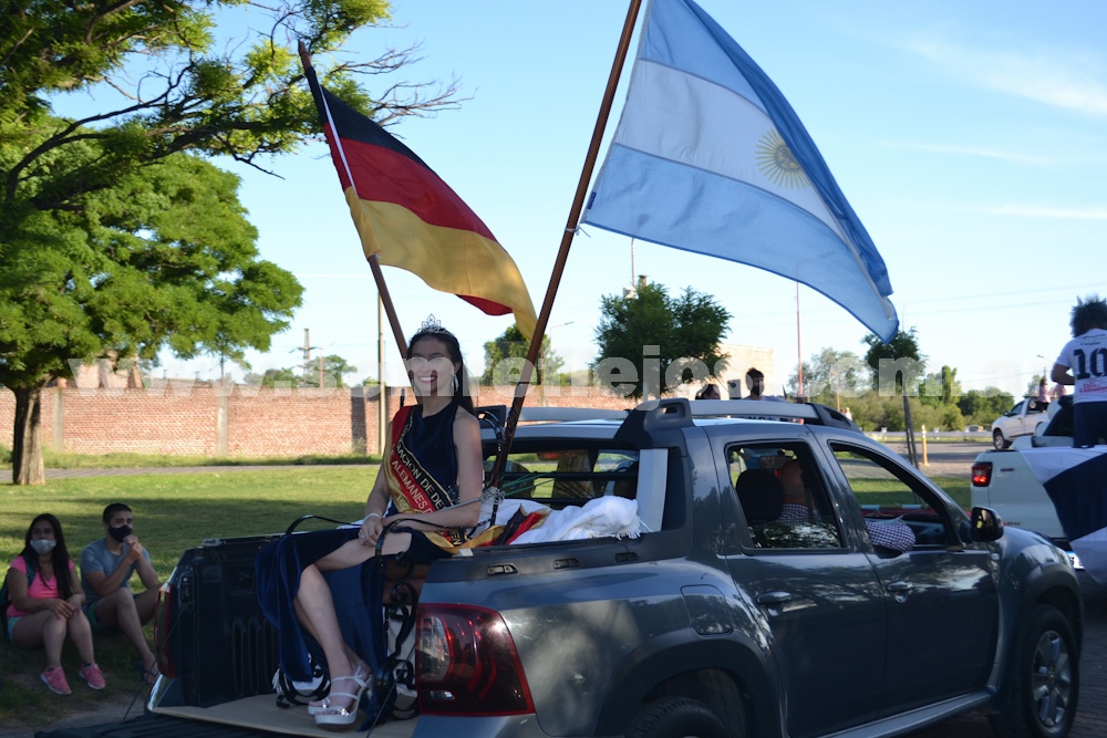 DESFILE DE CARROZAS POR LA CIUDAD DE PIGÜÉ