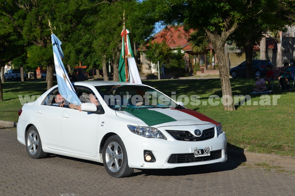 DESFILE DE CARROZAS POR LA CIUDAD DE PIGÜÉ