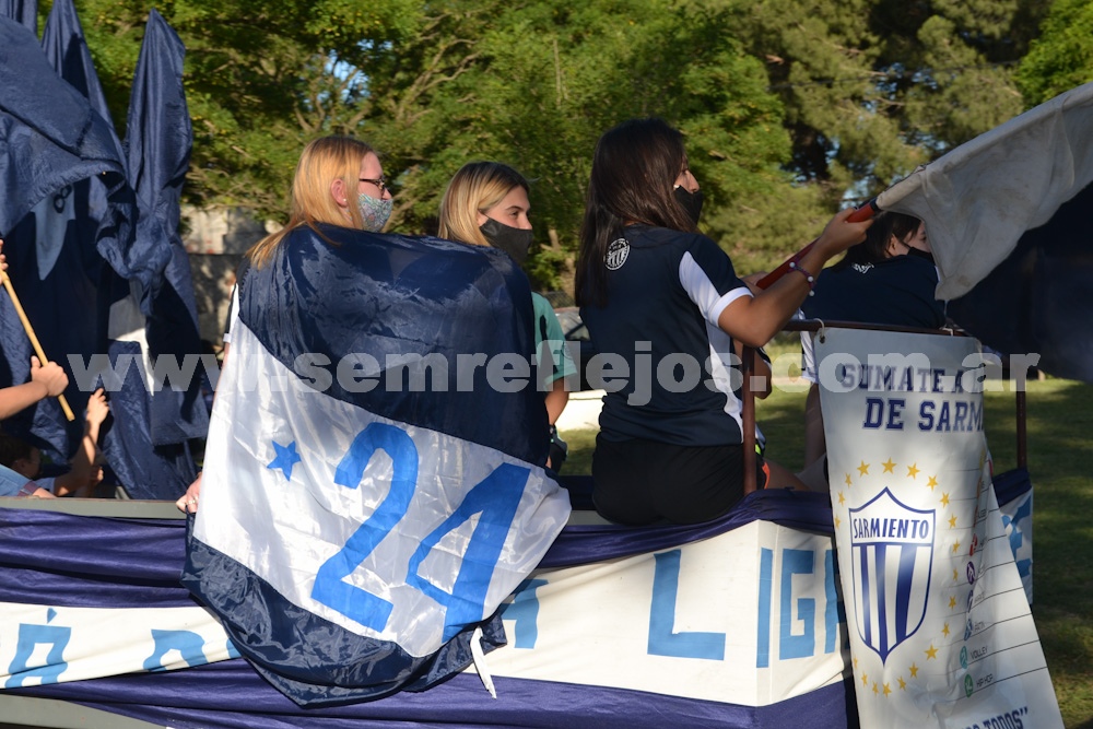 DESFILE DE CARROZAS POR LA CIUDAD DE PIGÜÉ