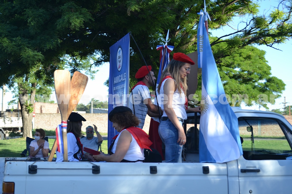 DESFILE DE CARROZAS POR LA CIUDAD DE PIGÜÉ