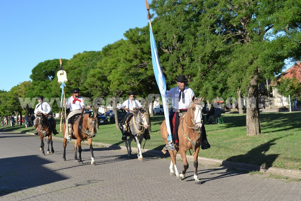 DESFILE DE CARROZAS POR LA CIUDAD DE PIGÜÉ