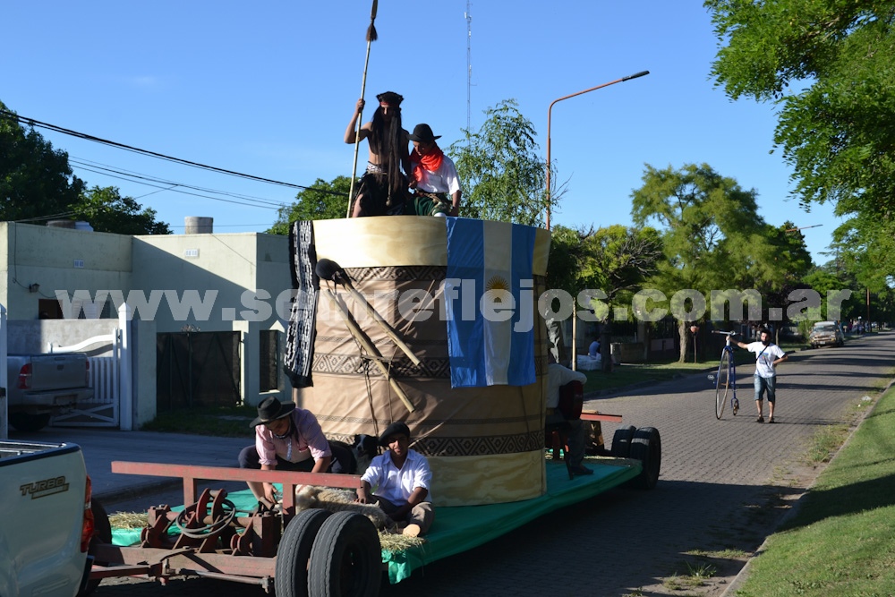 DESFILE DE CARROZAS POR LA CIUDAD DE PIGÜÉ