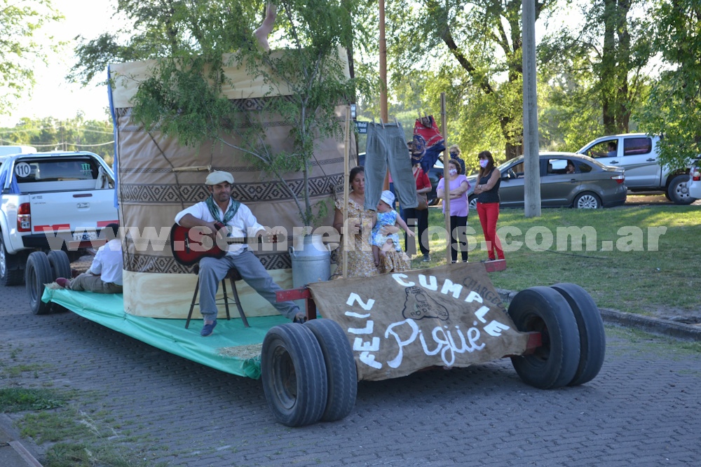 DESFILE DE CARROZAS POR LA CIUDAD DE PIGÜÉ