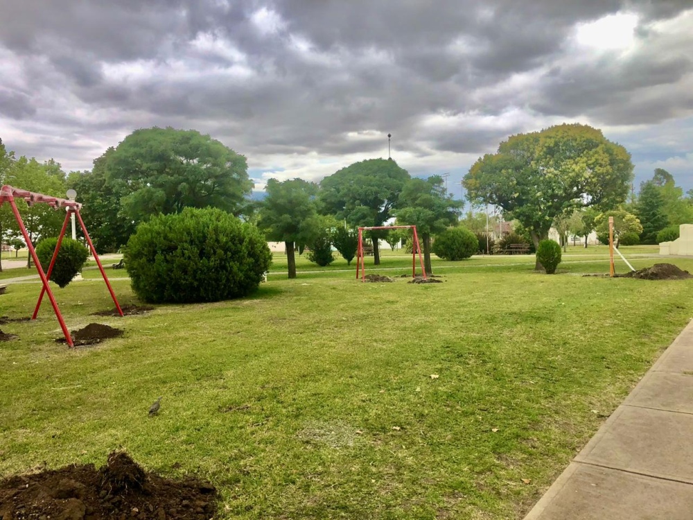 COLOCACIÓN DE JUEGOS EN LA PLAZA DE ARROYO CORTO