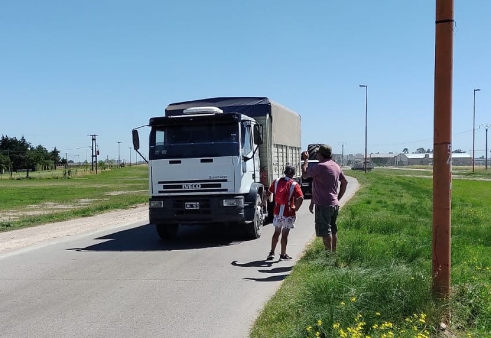 TRANSPORTISTAS CEREALEROS PARAN EN LA ROTONDA DE PIGÜÉ