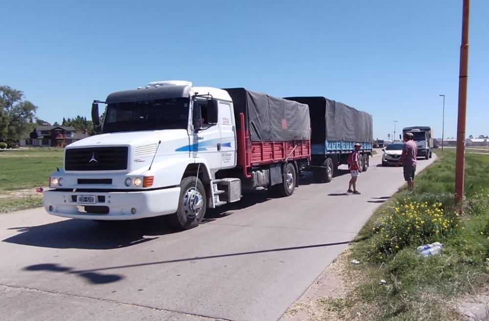 TRANSPORTISTAS CEREALEROS PARAN EN LA ROTONDA DE PIGÜÉ