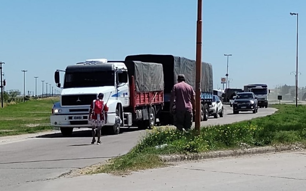 TRANSPORTISTAS CEREALEROS PARAN EN LA ROTONDA DE PIGÜÉ