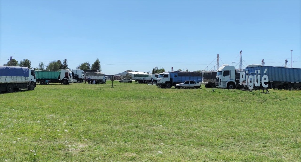 TRANSPORTISTAS CEREALEROS PARAN EN LA ROTONDA DE PIGÜÉ