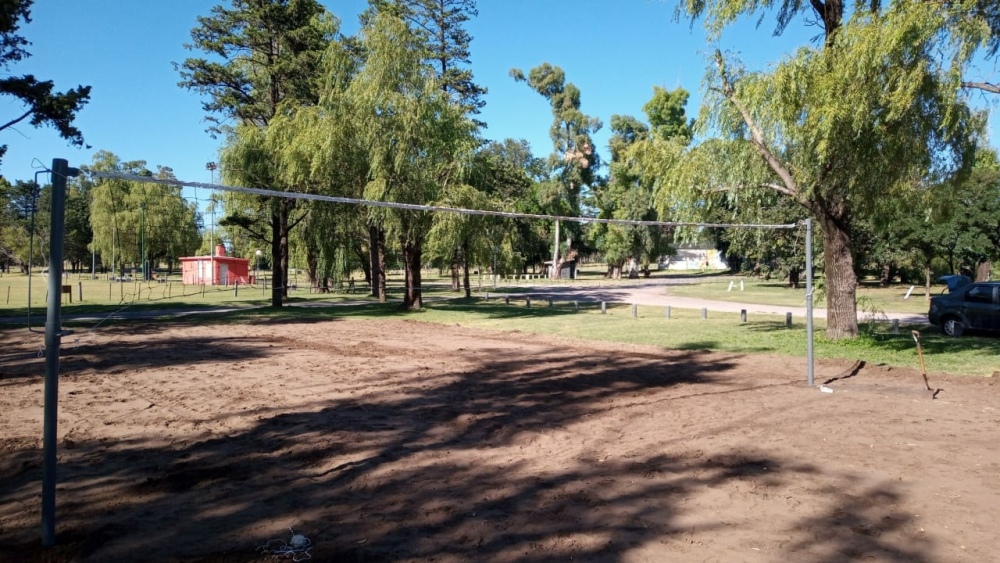 Canchas de Voley y Handball playero en el parque