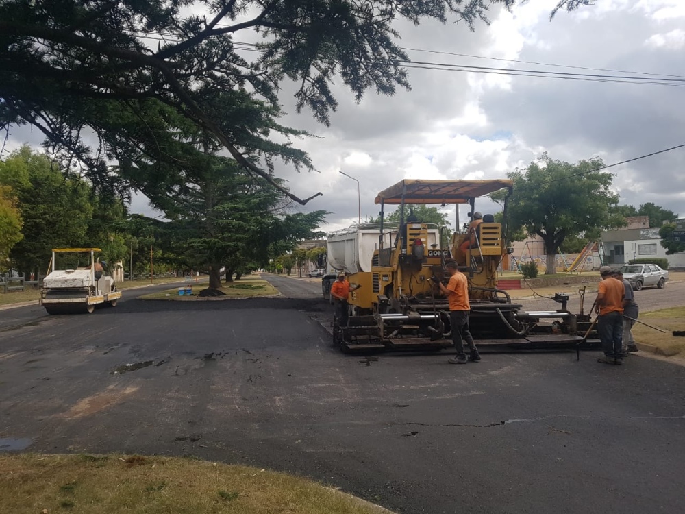 CONTINÚA LA PAVIMENTACIÓN EN LA LOCALIDAD DE SAAVEDRA